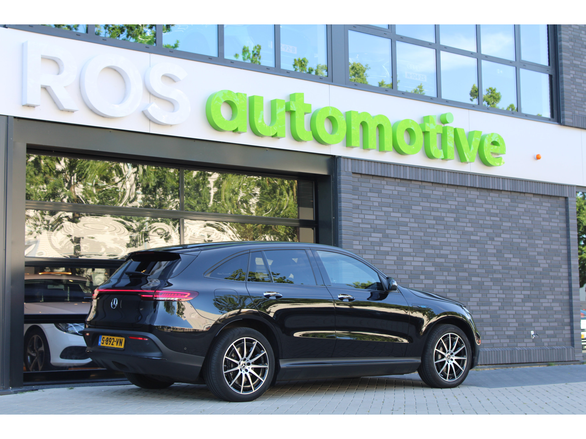 Mercedes-Benz EQC 400 4MATIC AMG Line 80 kWh 46066123-1.jpg | ROS Automotive