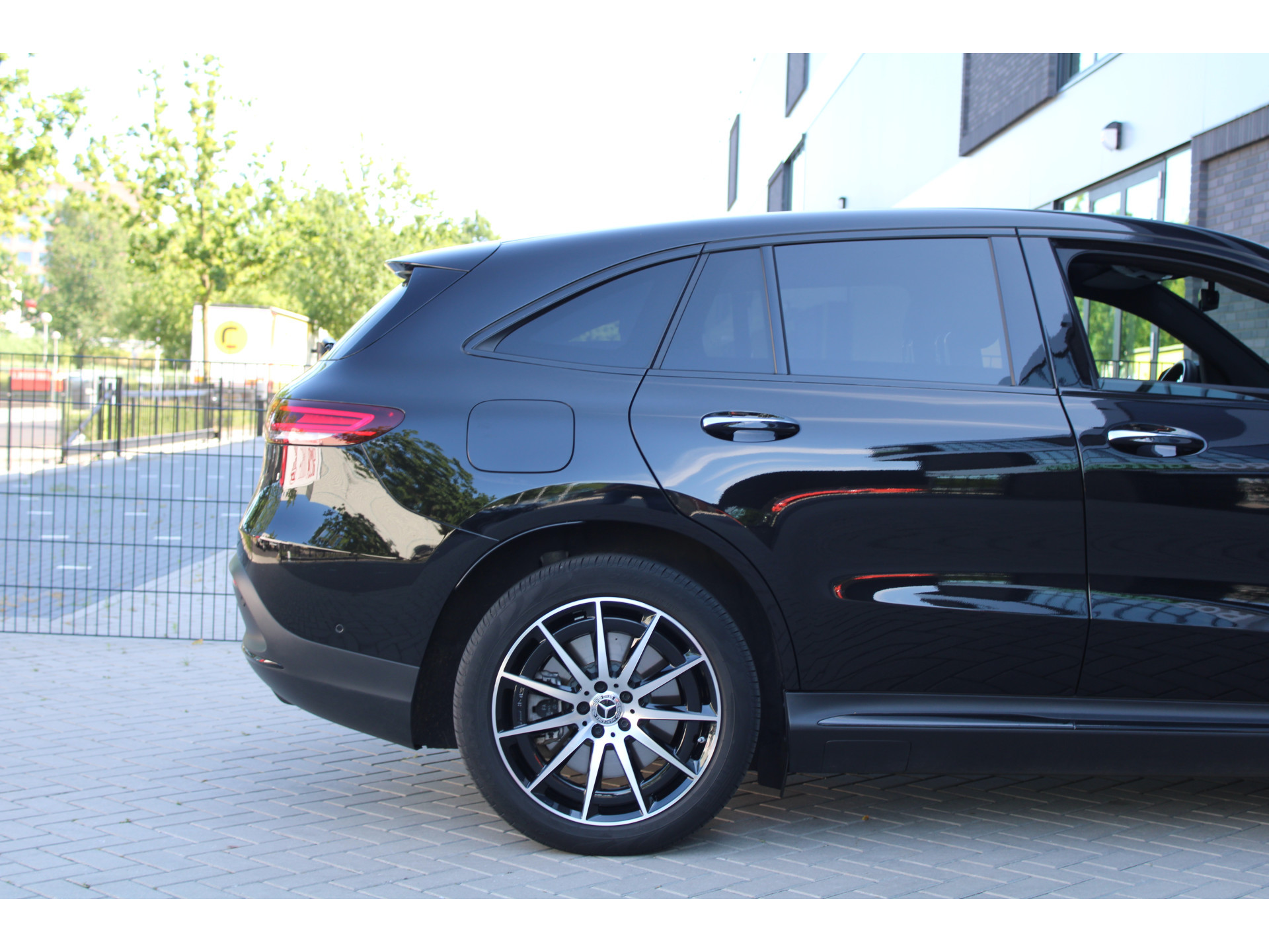 Mercedes-Benz EQC 400 4MATIC AMG Line 80 kWh 46066123-17.jpg | ROS Automotive