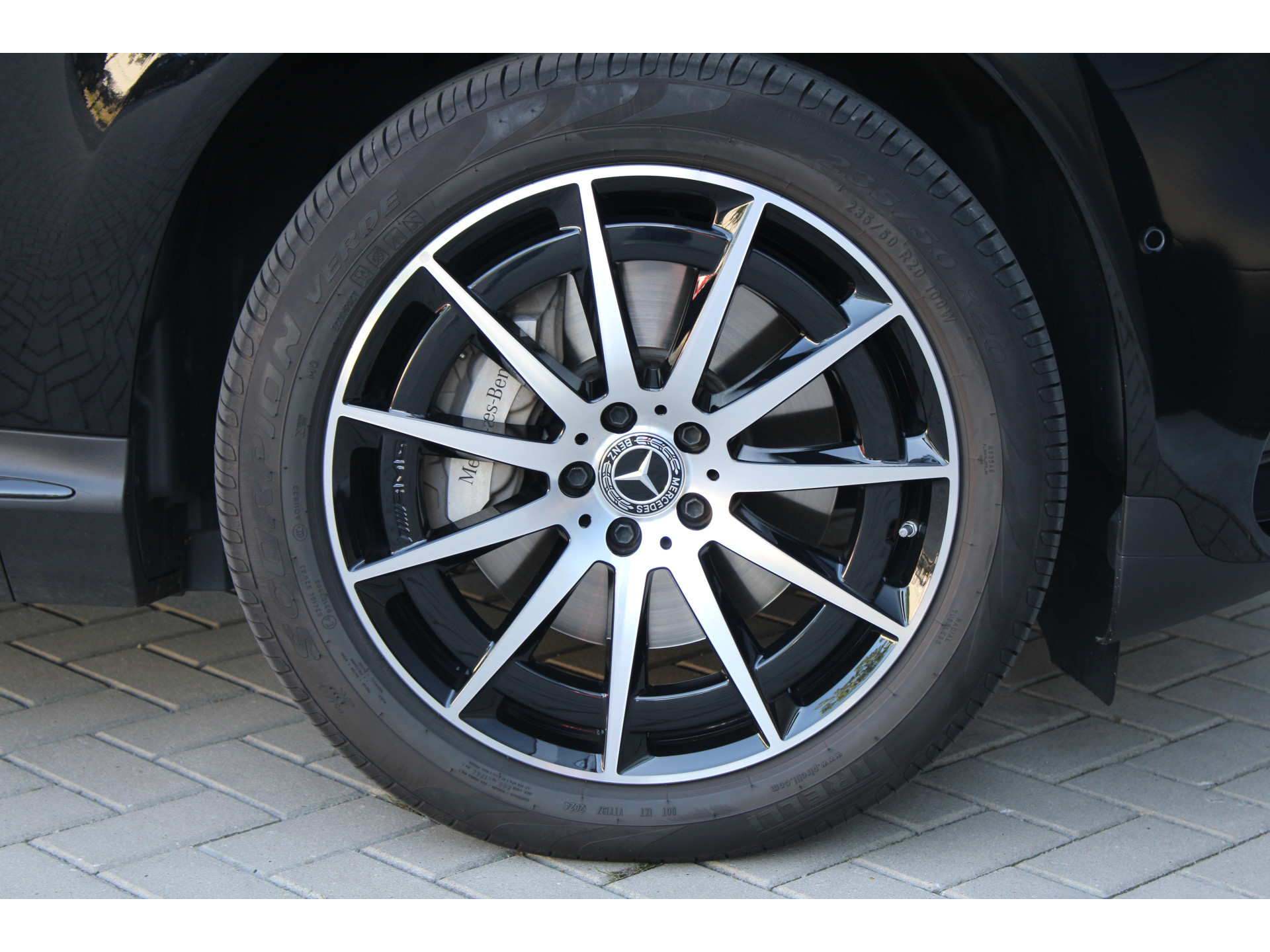 Mercedes-Benz EQC 400 4MATIC AMG Line 80 kWh 46066123-19.jpg | ROS Automotive