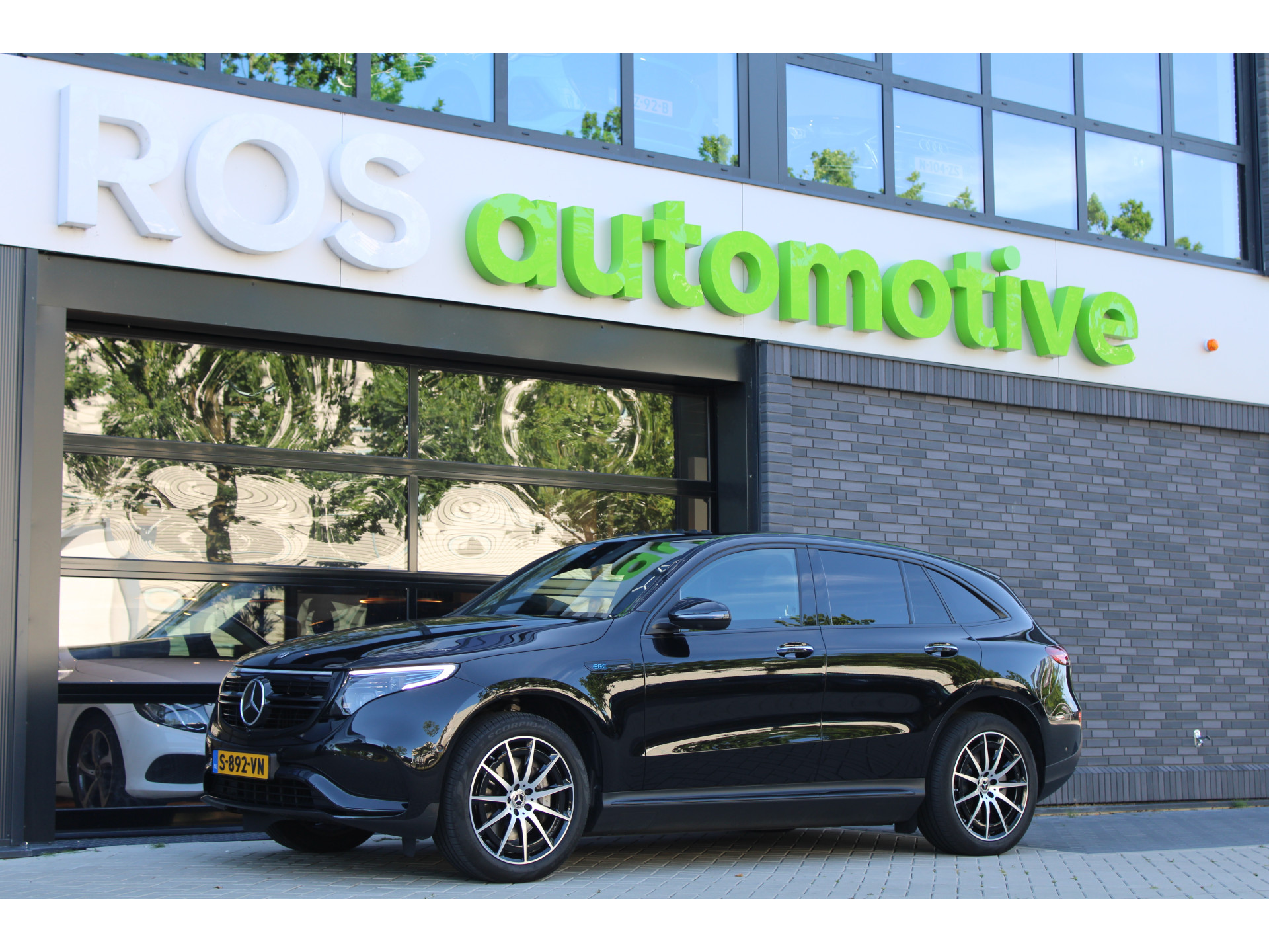 Mercedes-Benz EQC 400 4MATIC AMG Line 80 kWh 46066123-2.jpg | ROS Automotive