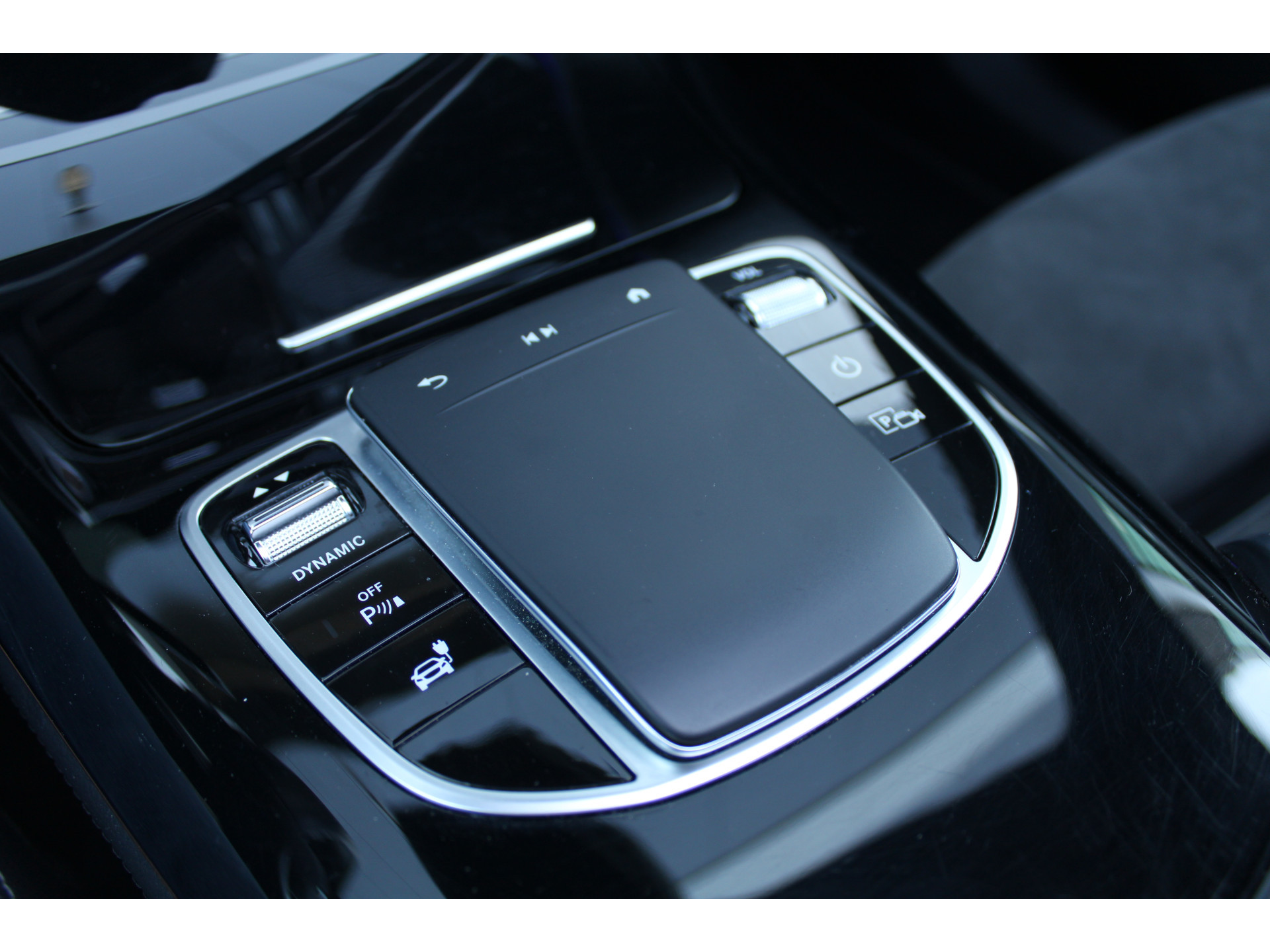 Mercedes-Benz EQC 400 4MATIC AMG Line 80 kWh 46066123-35.jpg | ROS Automotive