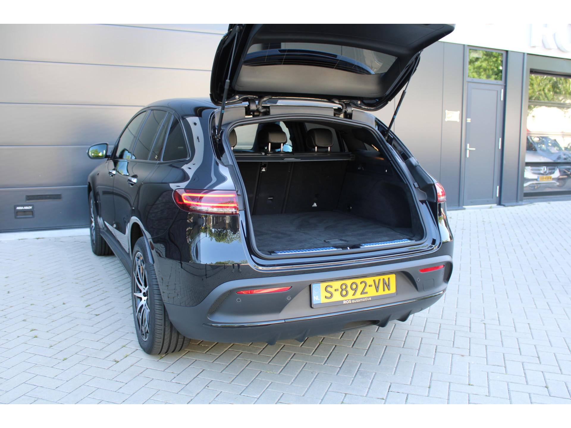 Mercedes-Benz EQC 400 4MATIC AMG Line 80 kWh 46066123-44.jpg | ROS Automotive