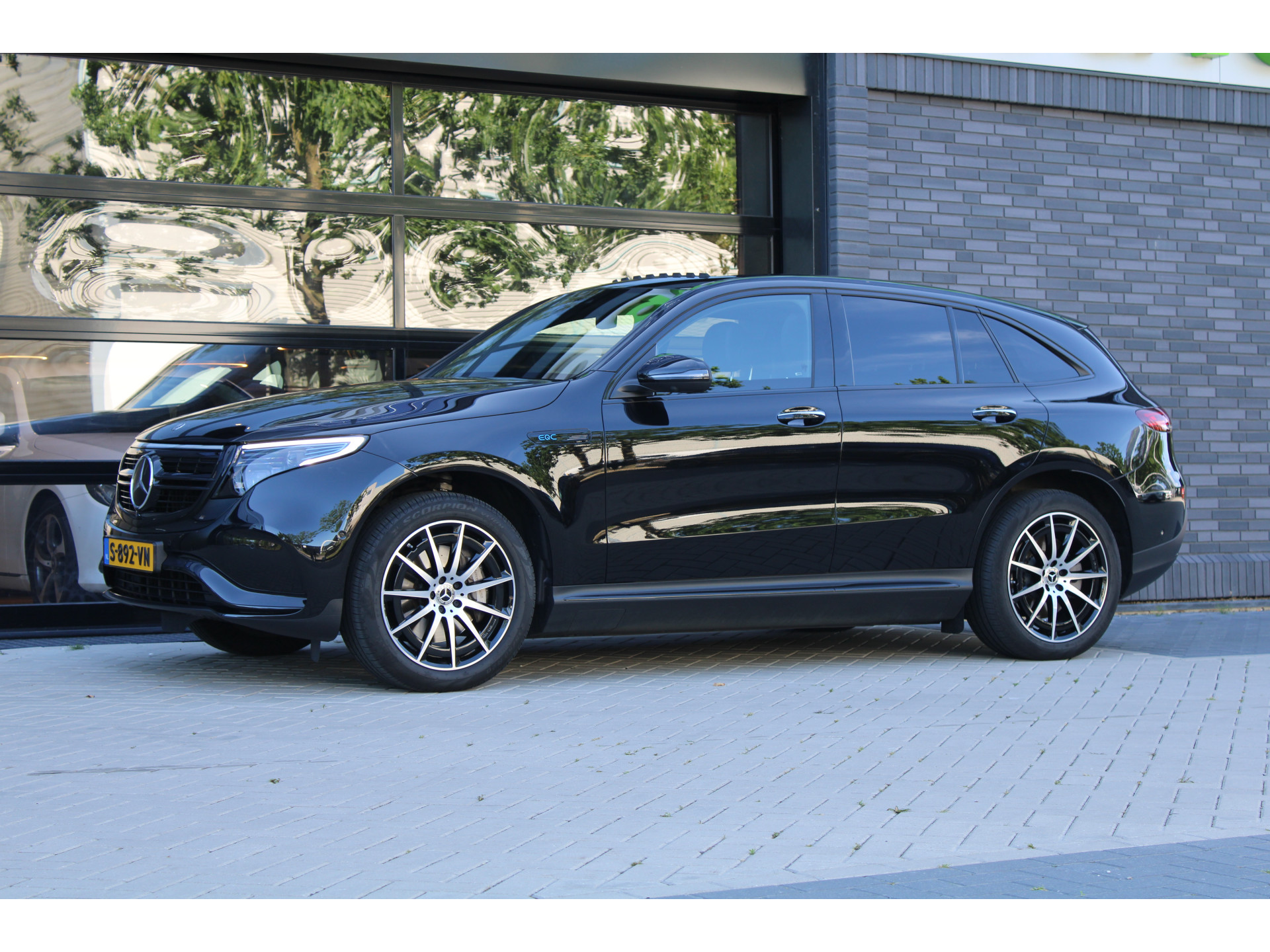 Mercedes-Benz EQC 400 4MATIC AMG Line 80 kWh 46066123-5.jpg | ROS Automotive