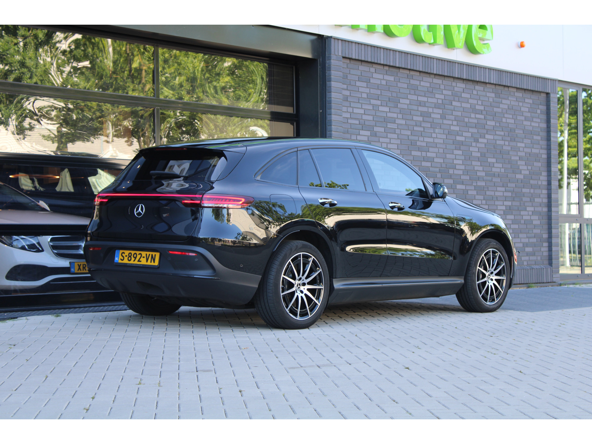Mercedes-Benz EQC 400 4MATIC AMG Line 80 kWh 46066123-9.jpg | ROS Automotive