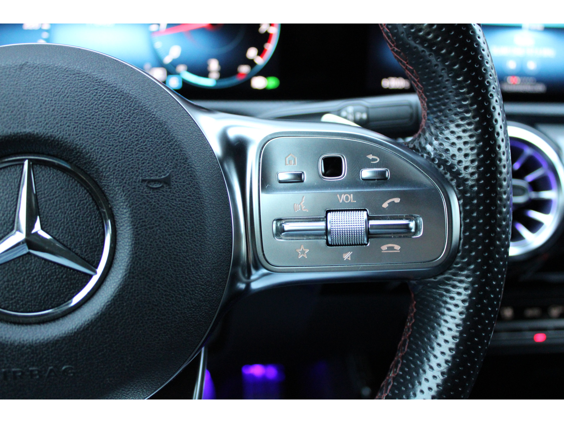 Mercedes-Benz A-Klasse 200 Business Solution AMG 48327659-38.jpg | ROS Automotive