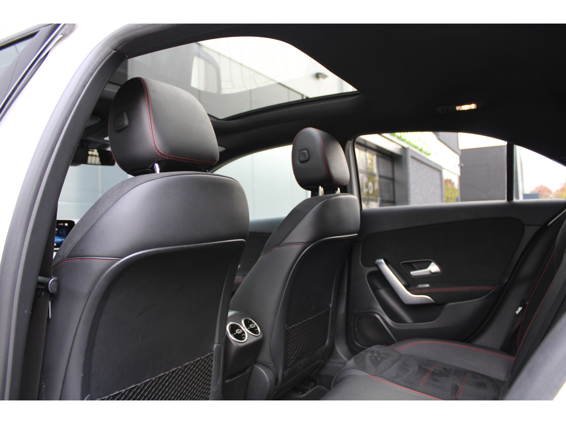 Mercedes-Benz A-Klasse 180 Business Solution AMG 48369799-32.jpg | ROS Automotive